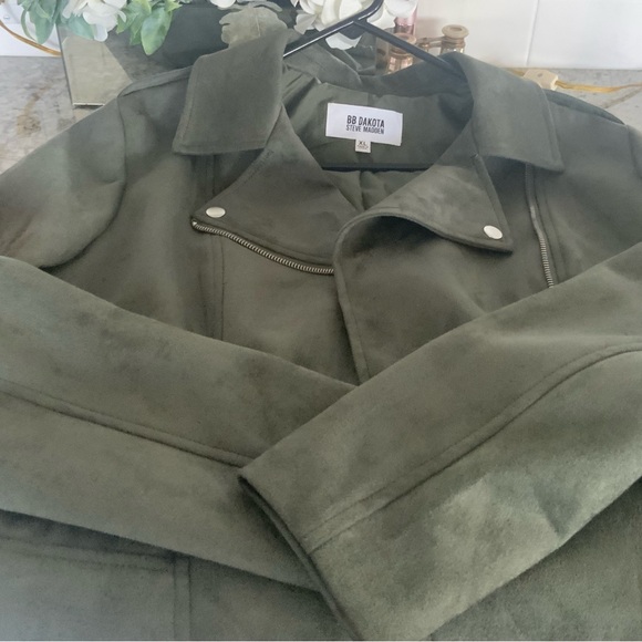 NWT woman’s soft faux suede moto jacket with a cropped hem forest green Size XL. - Picture 10 of 13